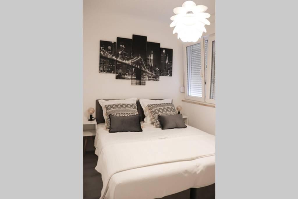 New! Top Apartment, Split View From Above Exterior photo