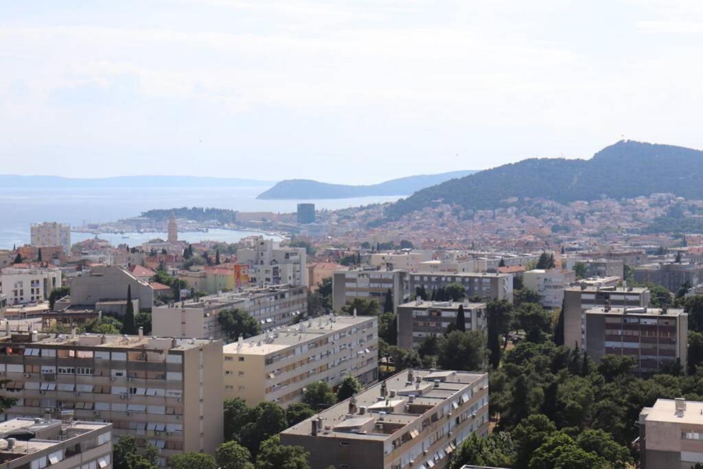 New! Top Apartment, Split View From Above Exterior photo